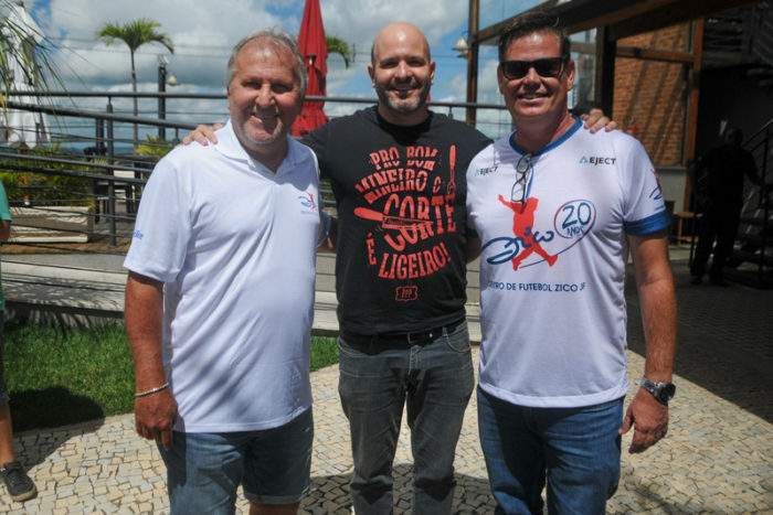 O ex-craque Zico, que veio à cidade para a festa dos 20 anos do CFZ, Alexandre Miranda e Léo Beire clicados no PPP Foto: Andréa Ottoni