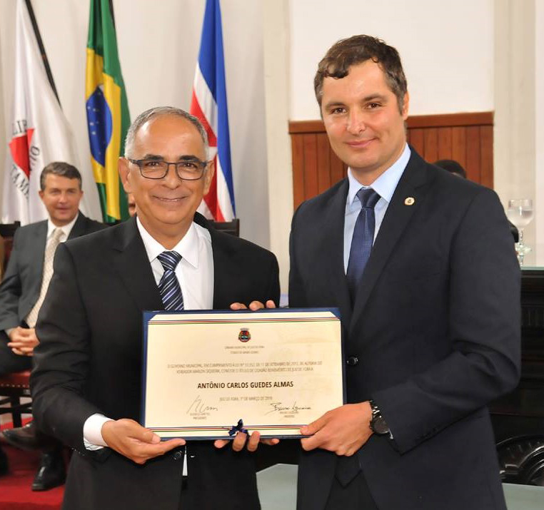 O vice-prefeito Antônio Almas recebeu o título de cidadão benemérito do vereador Marlon Siqueira. Médico, vereador por dois mandatos e professor da Unipac, Almas há mais de 35 anos realiza importante trabalho assistencial em Francisco Bernardino, onde mora