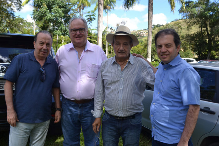 Danilo de Castro, o deputado Roberto Andrade, o aniversariante 'sheik' Ibrahim El-Kouri e o deputado Rodrigo de Castro, no almoço dominical, no sítio Santo Elias Foto: Toninho Carvalho