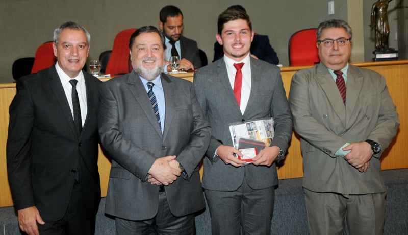 O presidente da OAB, João Lourenço, João Márcio Coelho, Renan Ottoni Nobre Salvadeo (recebendo a carteira da Ordem) e Abdalla Daniel Curi Foto: Andréa Ottoni