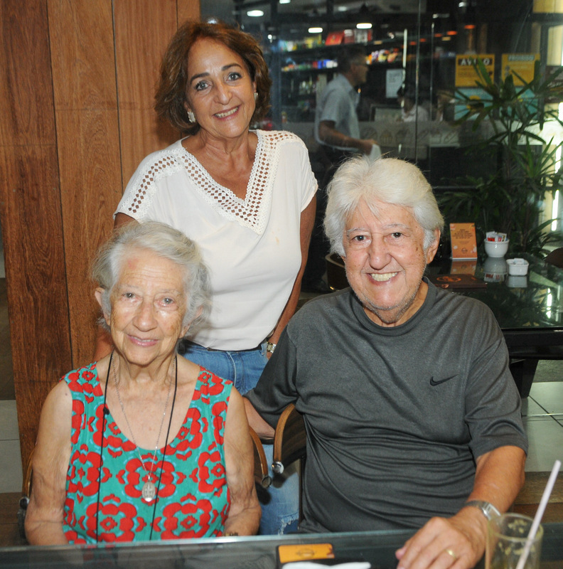 Maria José Ottoni comemorou seus 99 anos ao lado do irmão Bolivar Ottoni e da sobrinha Maria Célia de Oliveira, na Maxipão Foto: Andréa Ottoni