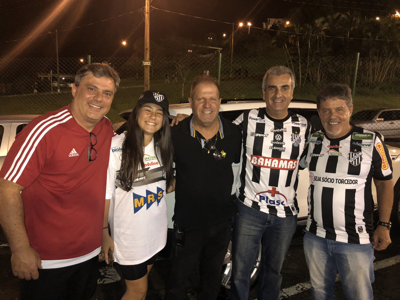 Ricardo Capra e a filha Luísa, Flávio Villela, Ricardo Fortuna e José Sóter Figuerôa antes do jogo no Estádio Mário Helênio 