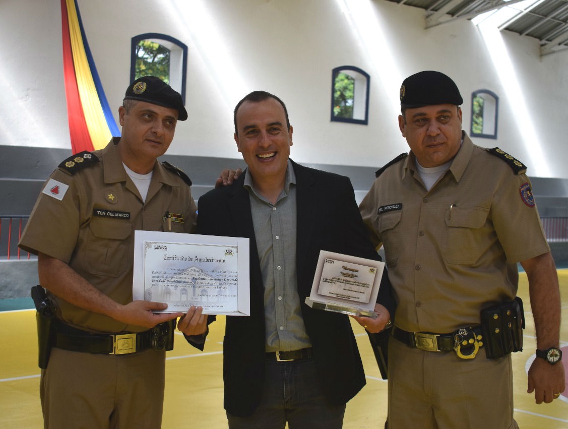 Homenagem na PM: O deputado Noraldino Júnior foi homenageado pelo comandante do 2º BPM, tenente-coronel Marco Antônio Rodrigues de Oliveira e pelo comandante da 4ª RPM, coronel Alexandre Nocelli, pela contribuição na reforma do ginásio poliesportivo do batalhão, em Santa Terezinha. O parlamentar propôs um mutirão e arrecadou material para a reforma.