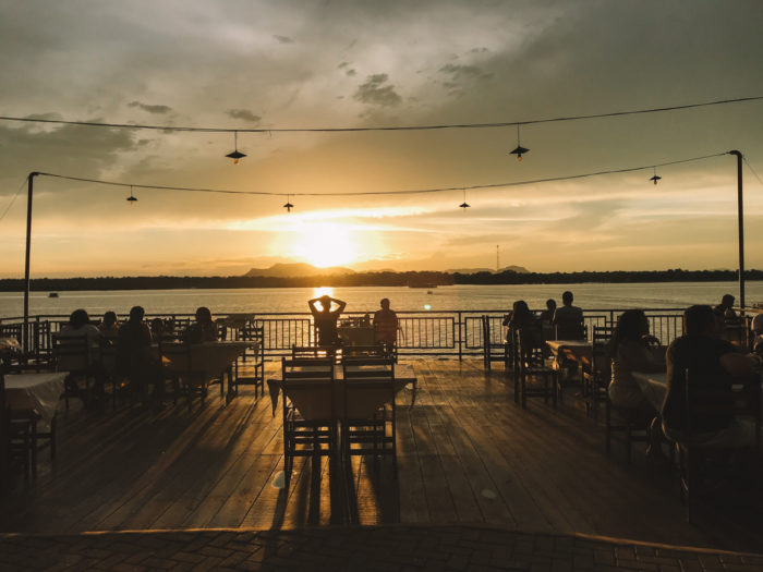 Pôr do sol às margens do Rio Tocantins, em Carolina, Maranhão