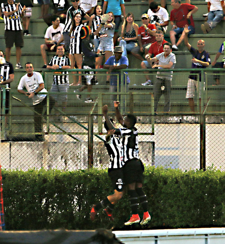 gol5-No-segundo-tempo-Patrick-fez-mais-um-para-o-Tupi-5-a-0-Foto-Leonardo-Costa