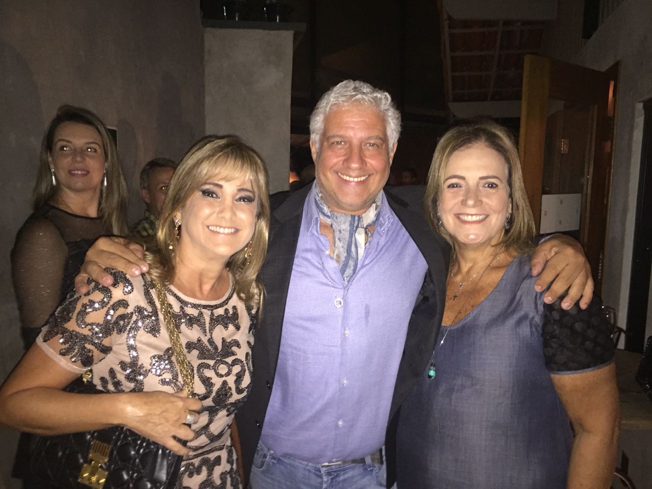 Celinho Vidal entre Patrícia Mansur e Myrliane Leão na festa que relembrou o Corazón, na Danke