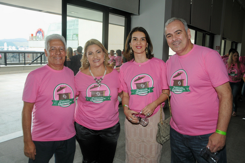  Dirceu e Alessanda Sampaio de Souza com Luciana e o deputado Júlio Delgado na movimentada feijoada em benefício da Ascomcer, no Gran Victory Foto: Andréa Ottoni