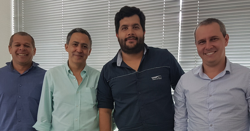 Cláudio Souza, Jaylson Santos e James Lamim ladeando o gerente do Rodoviário Camilo dos Santos, Thiago Evangelista 