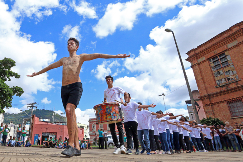 Dança no Centro Leo 4 d