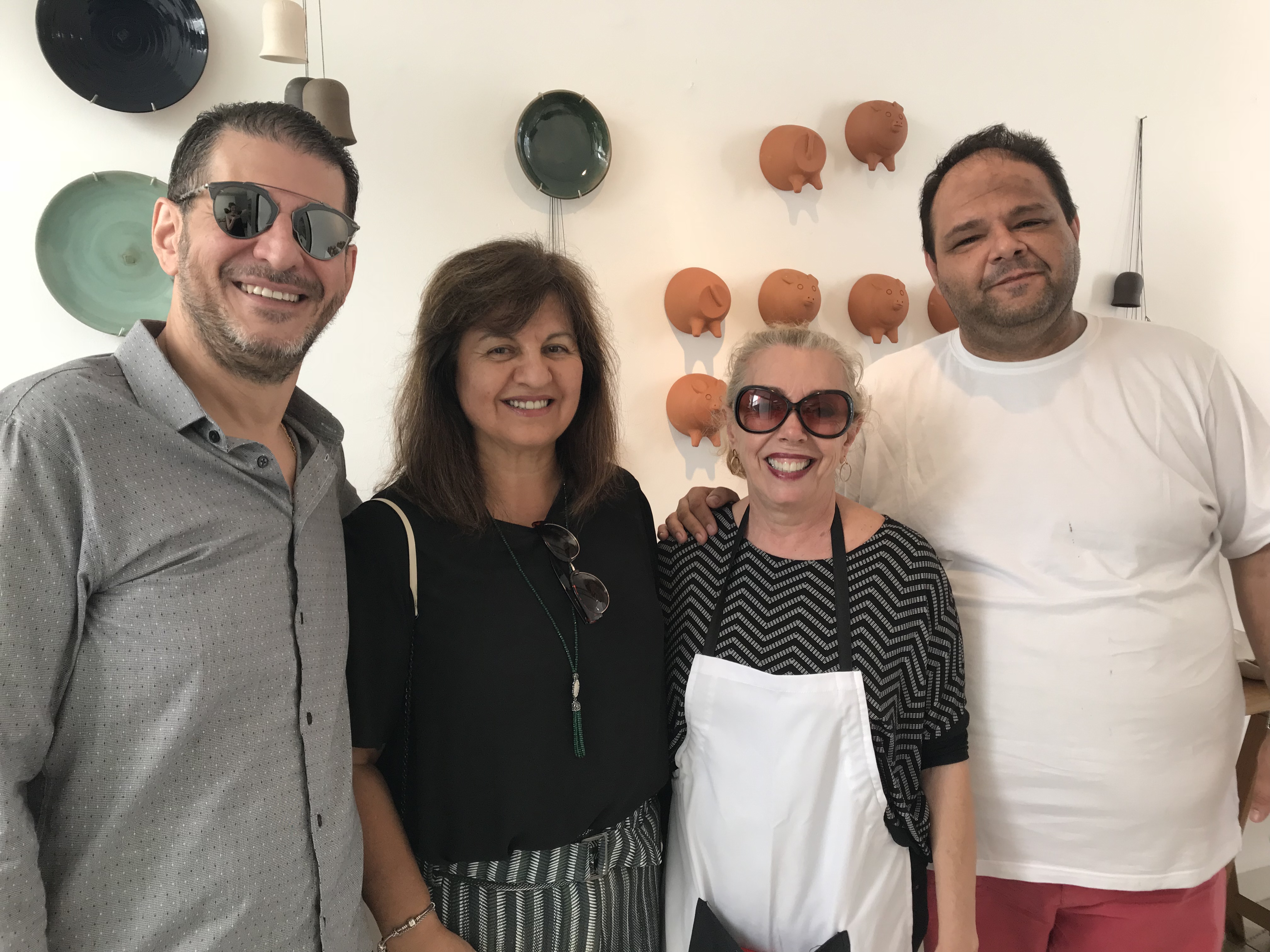 Eduardo Brigolini, Nathércia Abrão e os artistas Kátia Lopes e Petrillo clicados na abertura da mostra de cerâmica Arte do Fogo, na Hiato.