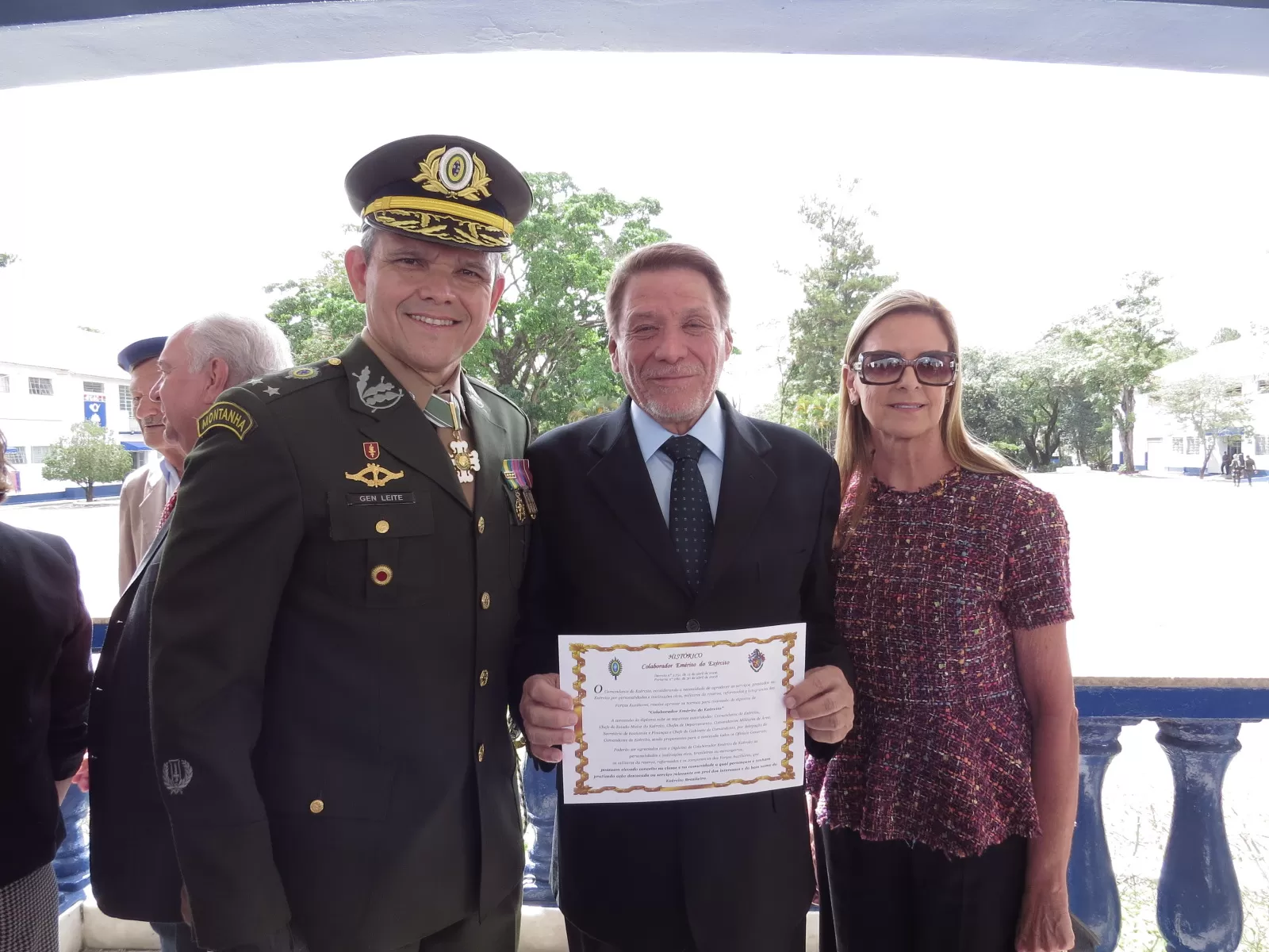 O presidente da Santa Casa, Renato Villela Loures (com Flávia) recebeu o diploma de “Colaborador Emérito do Exército", do comandante da 4ª Brigada, general Carlos André Alcântara Leite