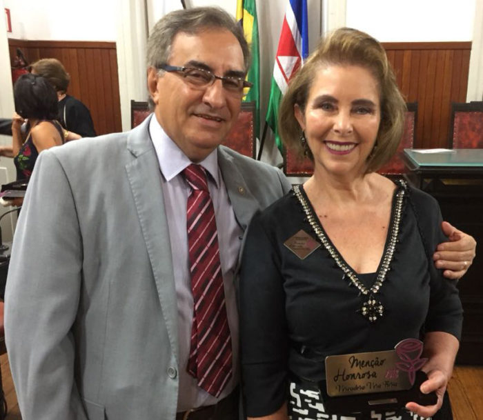 O juiz Edir Guerson de Medeiros com a juíza aposentada Selma de Oliveira Toledo, uma das homenageadas com a "Menção Honrosa Vereadora Vera Faria", na Câmara