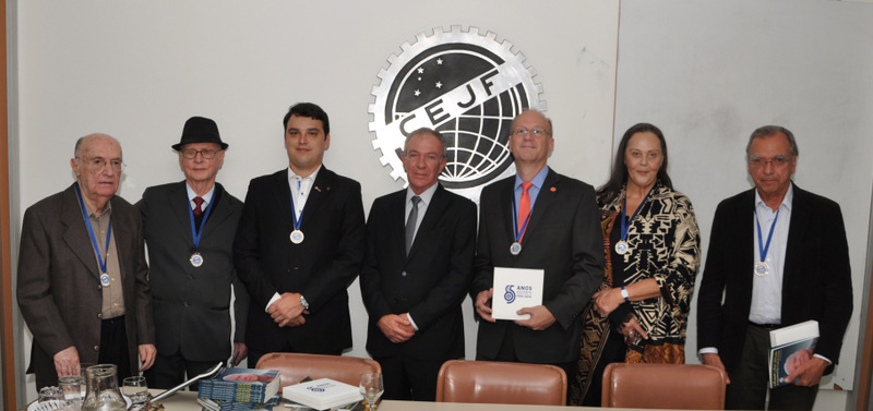 Os homenageados Jean Kamil, Eduardo Hippert e Alírio Mendes Júnior com o presidente do Clube de Engenharia João Carlos Navarro, Rodrigo Paiva, Maria Cecília D'Affonseca e Pedro Celestino, também agraciados com a “Comenda Josué Cardoso D’Affonseca” Foto: Wólmer Monteiro