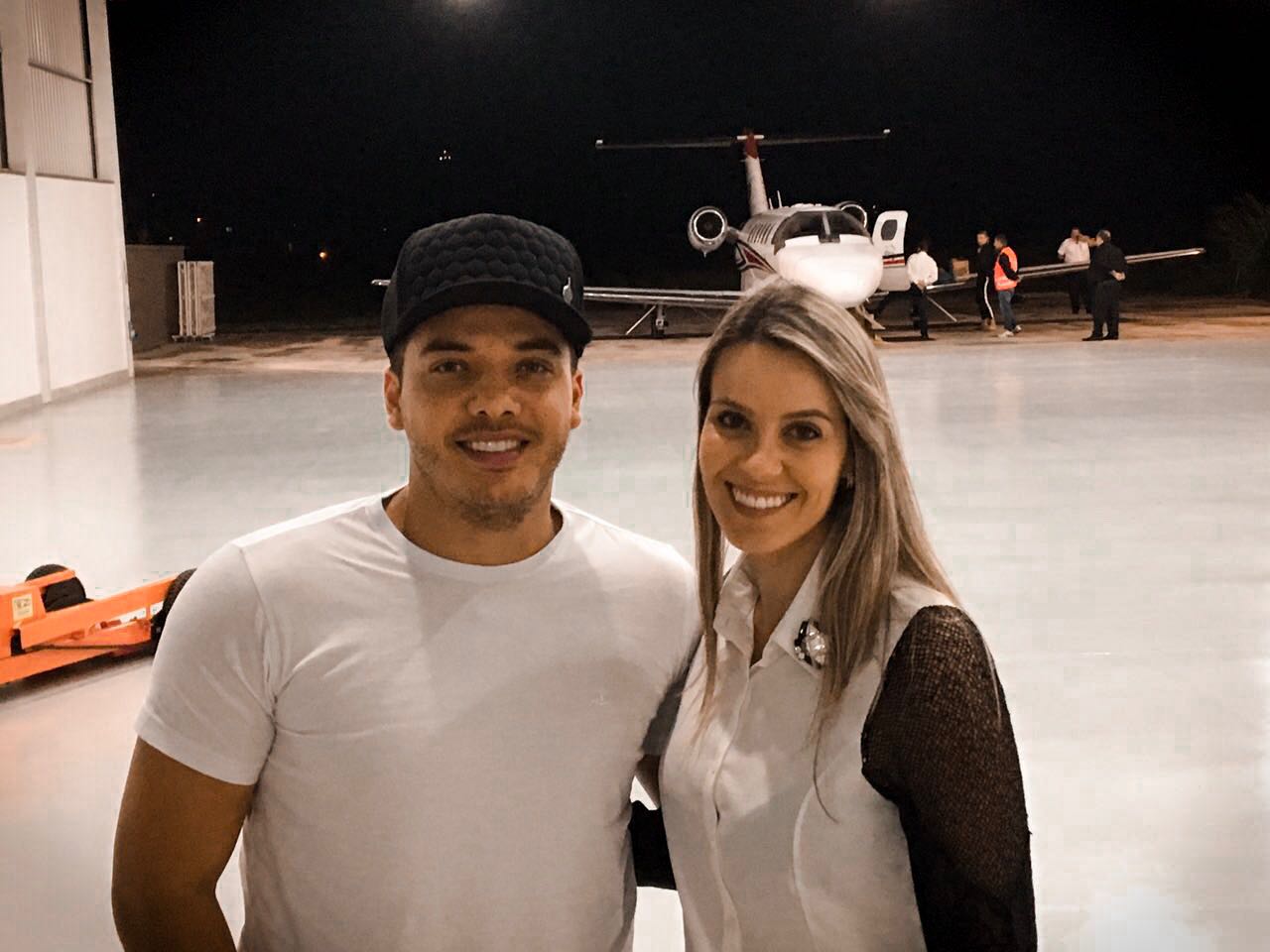 Wesley Safadão foi recebido por Rafaela Alvim no novo Hangar Comandante Alvim, antes do show que o cantor fez em Barbacena