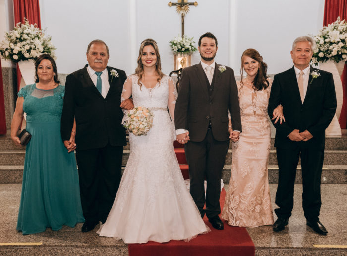 Rosana e Lucas ladeados pelos pais, Maria Aparecida e José Antônio de Medeiros, Sandra Regina e Sérgio Tácito Borelli, após a bonita cerimônia de casamento na Igreja do Rosário Foto: Michael Lopes