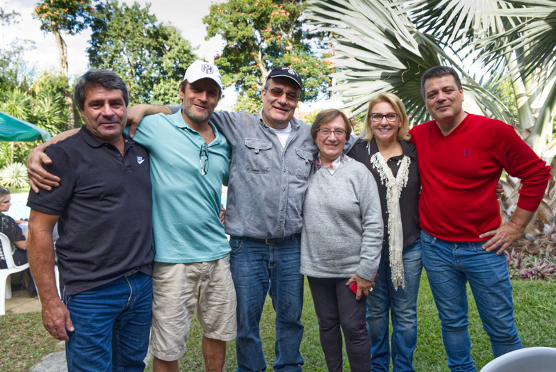 Na comemoração de seus 60 anos, Luiz Antônio Cavalieri (ao centro, de boné azul) ladeado pelos irmãos Beto e PH, sua mãe Yara, a mulher Simone e o outro irmão Marco Aurélio, na Granja Lajinha 