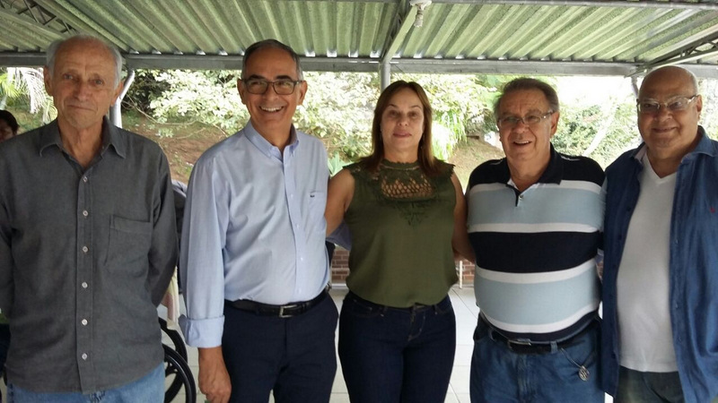 O prefeito Antônio Almas (com Heloísa) ladeado por Gerson Occhi, o presidente do Abrigo Santa Helena, Antônio Carlos Estevão e o presidente do conselho deliberativo, Paulo Ely Pereira na visita à centenária instituição que dá assistência a 140 idosos