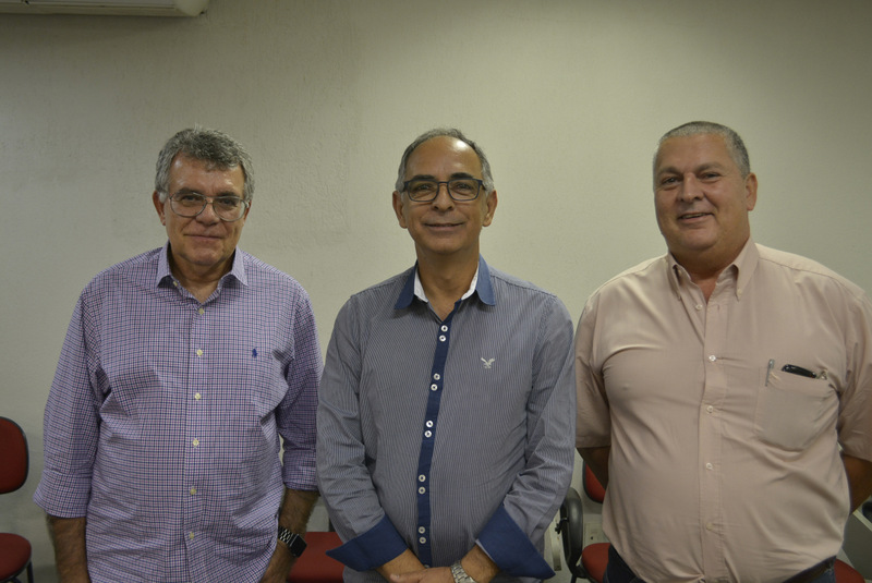 O presidente do Sinquifar, Henrique Thielmann, o prefeito Antônio Almas e o presidente da Fiemg Regional, Francisco Campolina, no encontro dos empresários dos setores químico, farmacêutico e de plástico