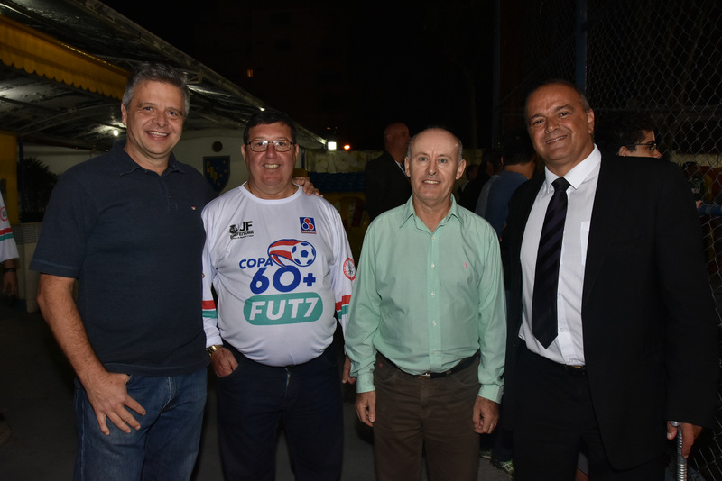  O presidente do Clube Bom Pastor Carlos Augusto (Catgut) Bandeira Moraes, o secretário de Esporte e Lazer Júlio Gasparette, Paulo Roberto Lopes e Paulinho Costa, na abertura da Copa de Futset 60+, no Bom Pastor