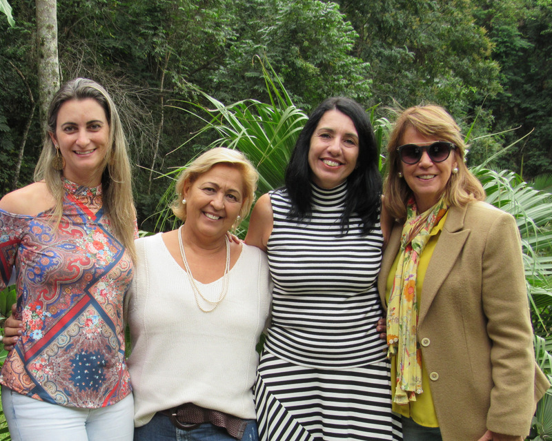 Shirlei Ramos Rabelo, Ana Beatriz Alipaz de Andrade, a secretária de Educação, Denise Vieira Franco e Martha Schmidt Passos de Souza na assinatura do contrato da AcelorMittal com o JF Vôlei