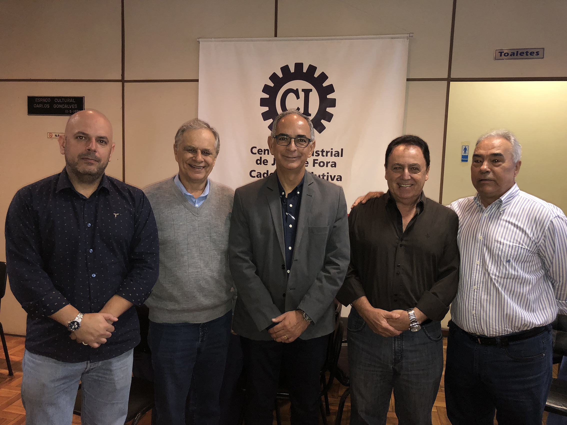 O prefeito Antônio Almas ladeado por Tadeu Monteiro de Barros, o presidente do Centro Industrial, Leomar Delgado; o presidente do Sinduscon, Aurélio Marangon e João Matos, idealizador do Fórum de Desenvolvimento Econômico     