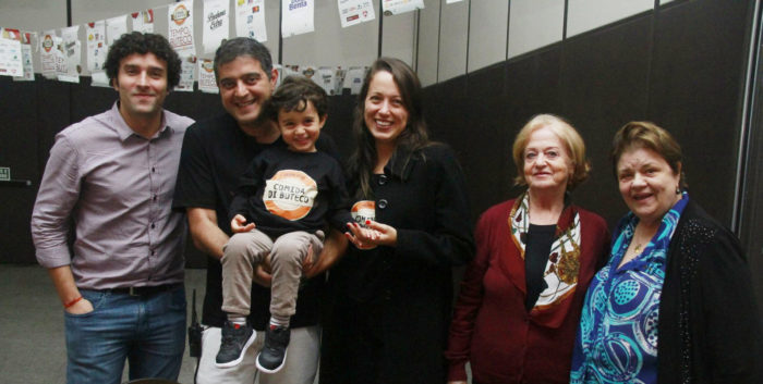 Felipe Pereira, Toninho Simão (com Christiane Chaves e o filho Raphael), Terezinha Chaves e Glair Simão, na festa “Saideira” do Comida di Buteco, no Gran Victory Foto: Júnior Faria