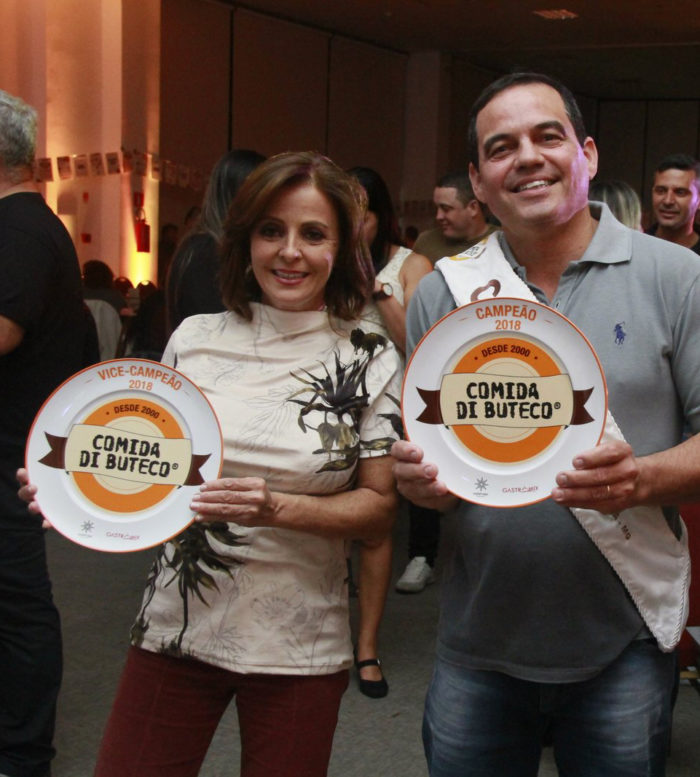 Meirinha Tostes (Bar do Bené - segundo lugar ) e Elsimar Mendes Campos, do Bar do Torresmo - o grande campeão de 2018 com o prato "moelinha à moda de buteco” Foto: Júnior Faria