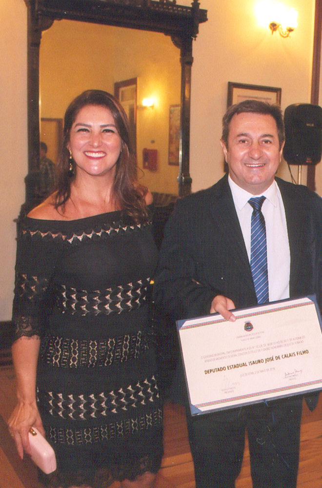 Cidadão honorário Ex-vereador por cinco mandatos e presidente da Câmara quatro anos, quando também chegou a ocupar o cargo de prefeito por uma semana, o deputado Isauro Calais (clicado com Norma Affonso) foi homenageado com o título de cidadão honorário, por iniciativa de Vagner de Oliveira. Mineiro de Miraí, há 37 anos ele mora em Juiz de Fora e fez questão de destacar em sua saudação que "sempre estive integrado a esta sociedade. Meus esforços me conduziram para tornar-me um cidadão ativo e participante”. Foto: Jairo’s 