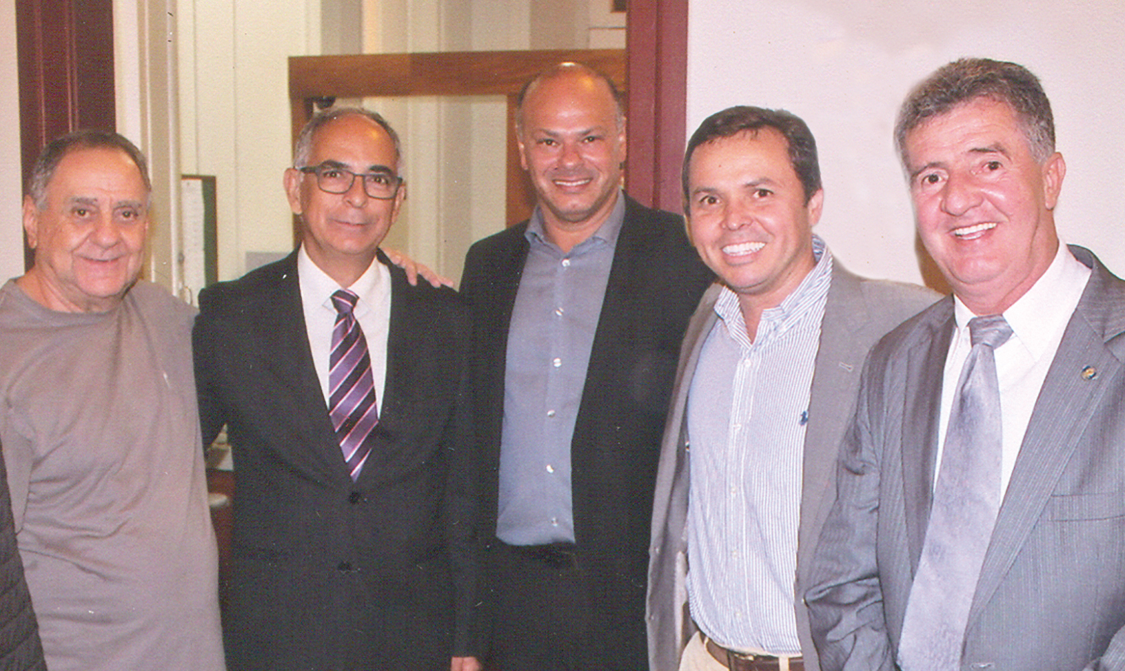 José Carlos (Zé Kodak) Passos, o prefeito Antônio Almas, Cláudio Ferreira da Silva, André Zatorre e o vereador Luiz Otávio (Pardal) Coelho clicados na Câmara Foto: Jairo's