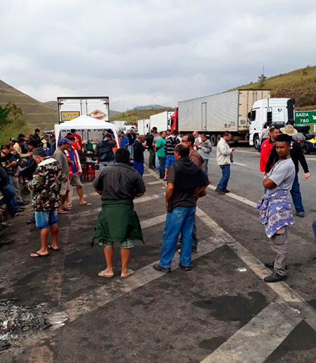 Acordo com governo ainda não põe fim à greve dos caminhoneiros na região 1 manifesta olavo 0