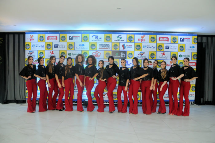 As recepcionistas da Feijoada da Torcida, Amanda Fernandes, Giselle Mara, Fernanda Gerheim Santos, Amanda Engelender, Tuanne Neves, Yasmin Marinho, Jéssica Marisol, Hanna Formigon, Jéssica Theodoro, Marina Brandão, Carolina Pulling, Stephanie Gouvêa, Sabrina Medeiros, Stella Barcellar de Andrade, Ludmilla Abreu e Letícia Ferreira vestiram Morena Rosa, sapatos da Arezzo, acessórios Priscilla Stiebler, com produção de cabelos e ‘make-up’ do Studio 4uatro ‘by’ Jésus &amp; Ulisses. Foto: Andréa Ottoni