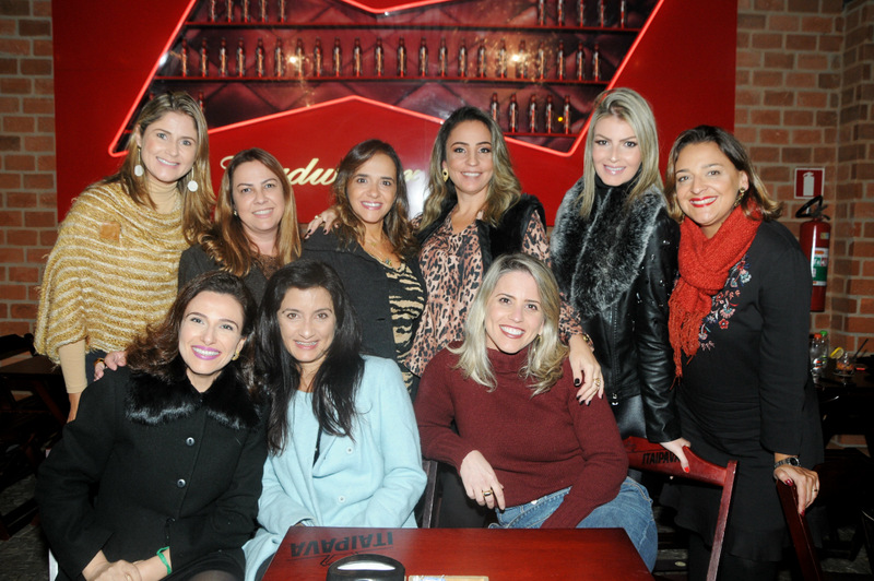  Laura Villela, Ingrid Dahbar, Monalisa Amorim, a aniversariante Sandra Duarte, Camille Zaka, Graziela Menezes (em pé), Rachel Lanna, Regina Braga e Alessandra Beluzio, clicadas na noite do Barril Foto: Andréa Ottoni