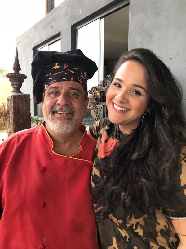 O ‘chef’ Fernando Cesar e a filha Maria Octávia Bicalho Almeida (aniversariando), no Comarca do Parahybuna 