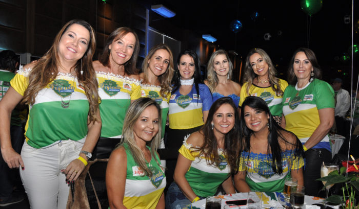 Simone Detoni, Vânia Fernandes, Viviane Detoni, Gabriela Garcia, Vânia Mota, Sara Garcia, Solange Gasparette, Kátia Barbosa, Iany Detoni e Dayana Garcia formaram um grupo elegante e animado na Feijoada da Torcida Foto: Wólmer Monteiro