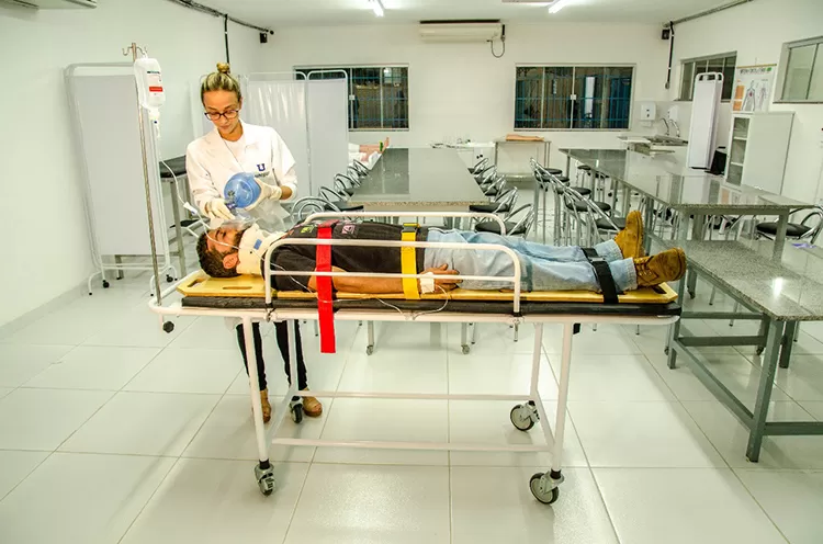 Líder de mercado, Unopar oferece curso inédito de enfermagem semipresencial 2 Laboratório Unopar