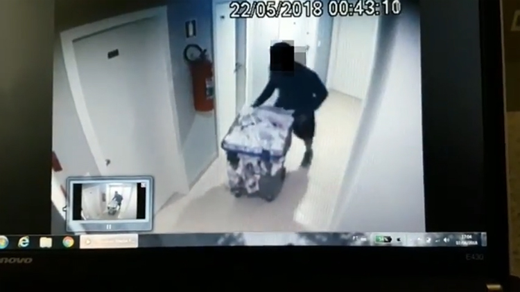 Imagem: Câmeras flagram suspeito de assassinar esposa carregando corpo