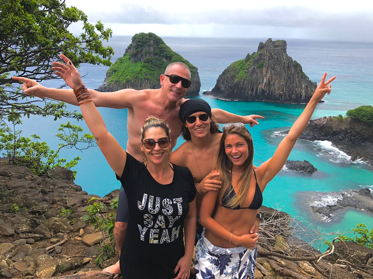 Esticada em Fernando de Noronha Ariane Sarto e Álvaro Lamha, Bruna Loureiro e David Luiz (famoso zagueiro do Chelsea, que tem casa em Juiz de Fora) foram curtir as belezas naturais de Fernando de Noronha. O jogador e os amigos ficaram hospedados na Pousada Zé Maria, onde todos assistiram o Brasil ganhar da Sérvia. O roteiro incluiu o festival gastronômico e muitos passeios pela paradisíaca ilha. 