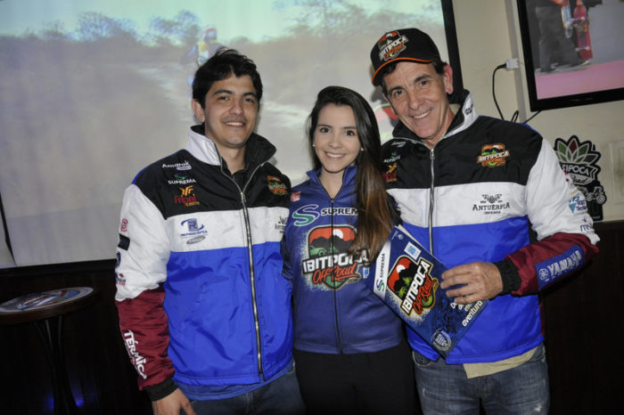 Manoel Resende com os filhos Thiago e Taissa no lançamento da revista do 29º Ibitipoca Off Road, no Apriori Foto: Angelo Savastano