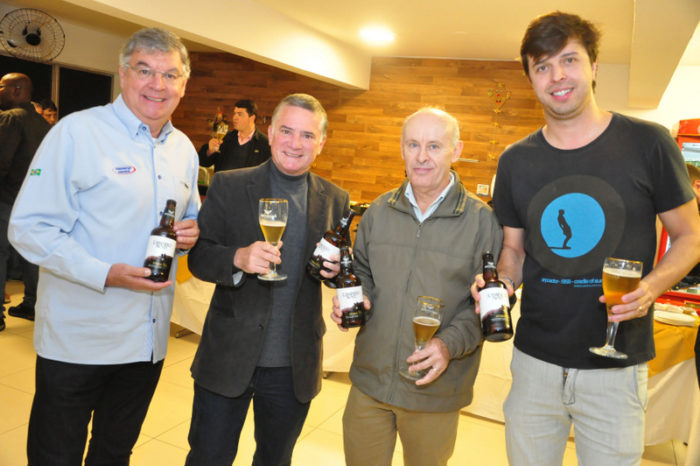 Jovino Campos e Paulo Roberto Lopes, entre Nélson Júnior e Saulo Oliveira, no lançamento da cerveja artesanal “Caminho Novo”, produzida com exclusividade pela Antuérpia para o Grupo Bahamas Foto: Anderson Ferreira