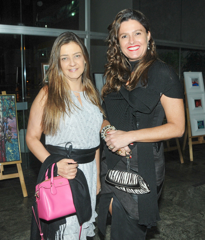 Kelly Zacharias Rocha e Débora Queiroz Daldegan em noite de festa Foto: Andréa Ottoni