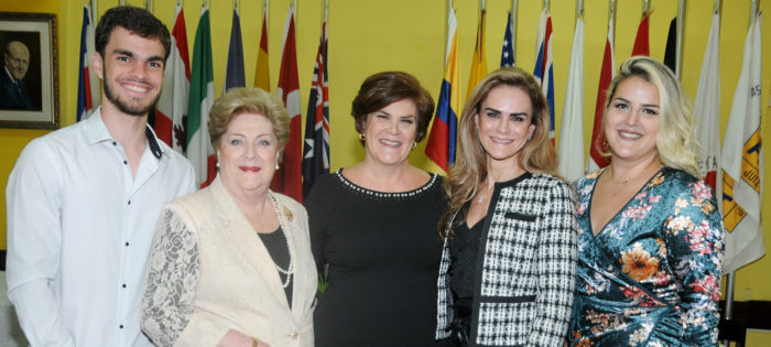 Na cerimônia de posse do Rotary Distrito Industrial, a presidente Margarita Rigoli Paiva ladeada por Gabriel, sua mãe Margot, Maria e a filha Mariana - todos Rigoli Foto: Andréa Ottoni