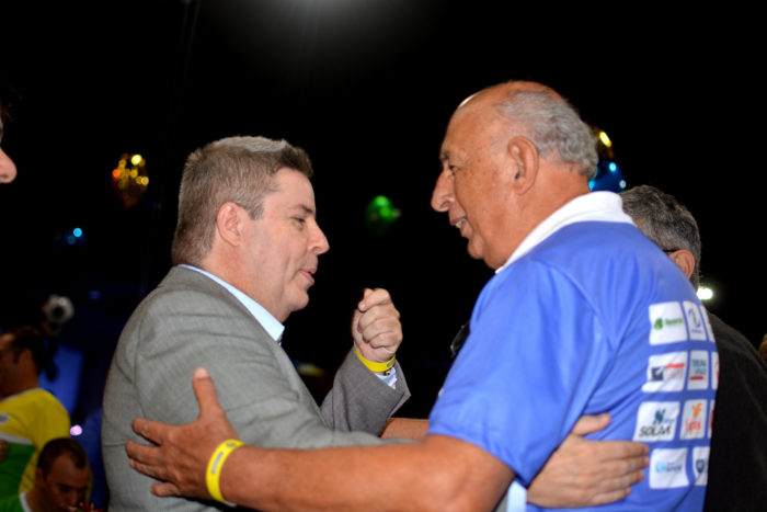 O senador Antonio Anastasia e Thales Ramos em um papo de amigos na Feijoada da Torcida Foto: Brendha Torres