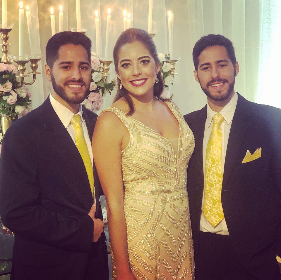 Gabriella Cupertino, ladeada pelos gêmeos Diego e Rafael Orfin, nas bodas de ouro de seus avós, Vânia e José Mauro Cupertino Foto: Wagner Emerich