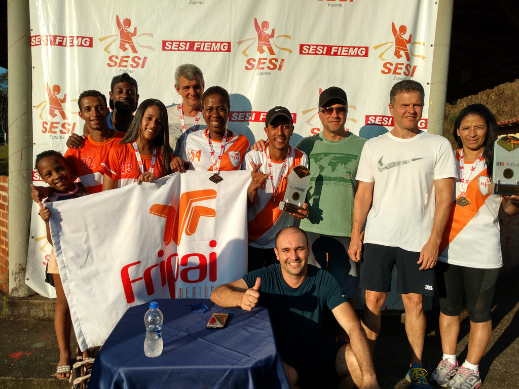 Os irmãos Marcelo e Maurício Detoni com integrantes da equipe Fripai, campeã na modalidade ‘mountain bike’ Foto: Misto Quente