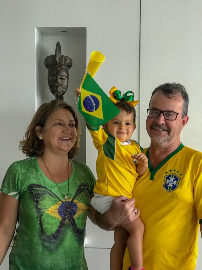 A Copa do Mundo chega a seu final, neste domingo, com a decisão entre França (em busca do segundo título) e a surpreendente Croácia. Mas nas oitavas de final, quando o Brasil ainda estava na Rússia, Rosana Amaral e Nem Abrantes torceram pela Seleção, em Miami. Foram visitar a neta norte-americana Maria Victória (devidamente trajando o verde/amarelo), a filha Natália e Rui Marliére. 