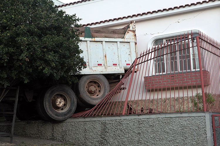 Caminhão desgovernado atinge casa no São Mateus 2 caminhao fernando 7