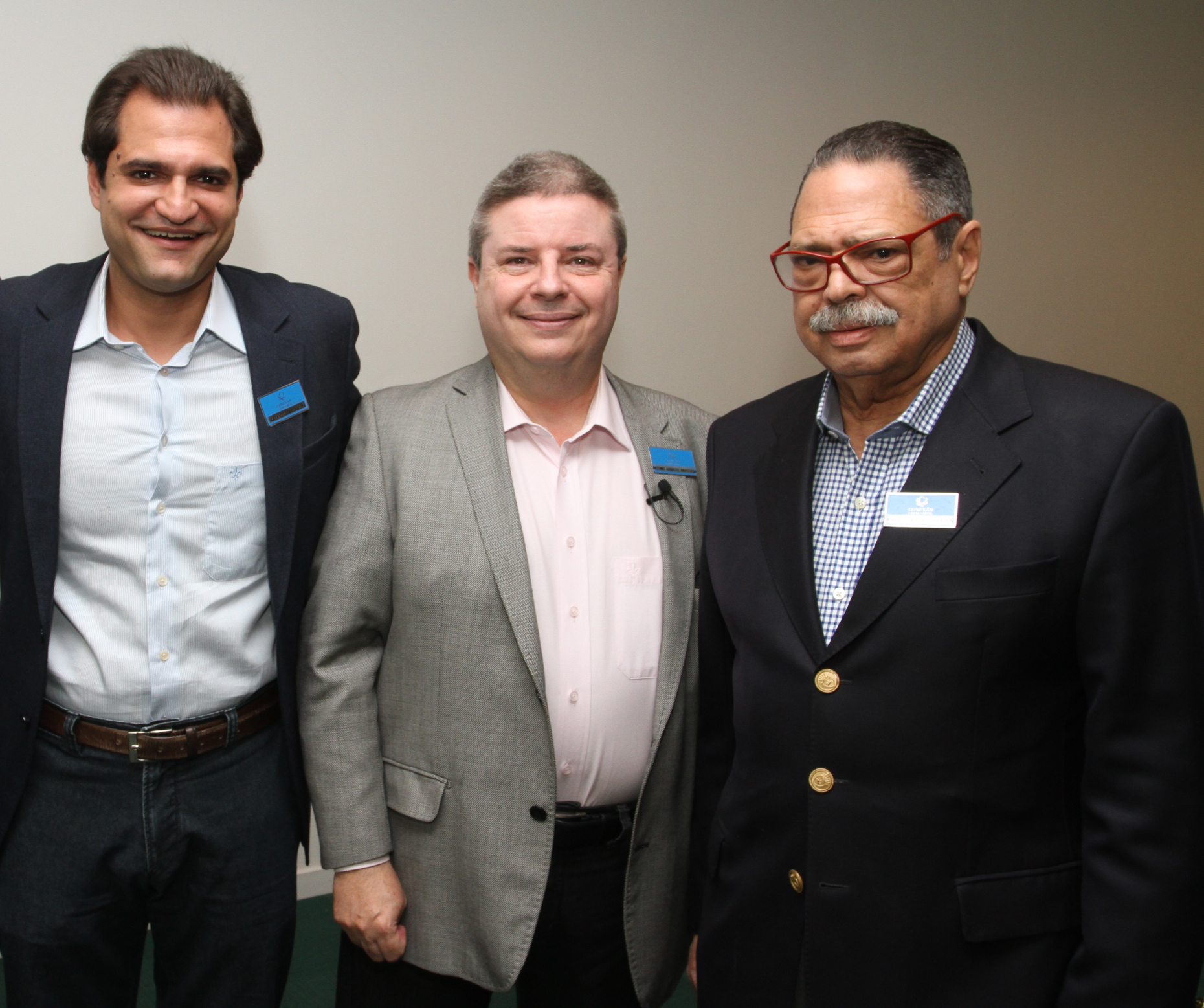 Mariana Rodrigues, Alex Monteiro e Gabriel Duarte com a dupla Simone e Simaria no Terrazzo 2 O senador Antonio Anastasia, que fez palestra no almoço Conexão Empresarial, ladeado pelo jornalistas Gustavo Cesar de Oliveira e Paulo Cesar de Oliveira, ontem, na sede da revista "Viver Brasil", em Belo Horizonte