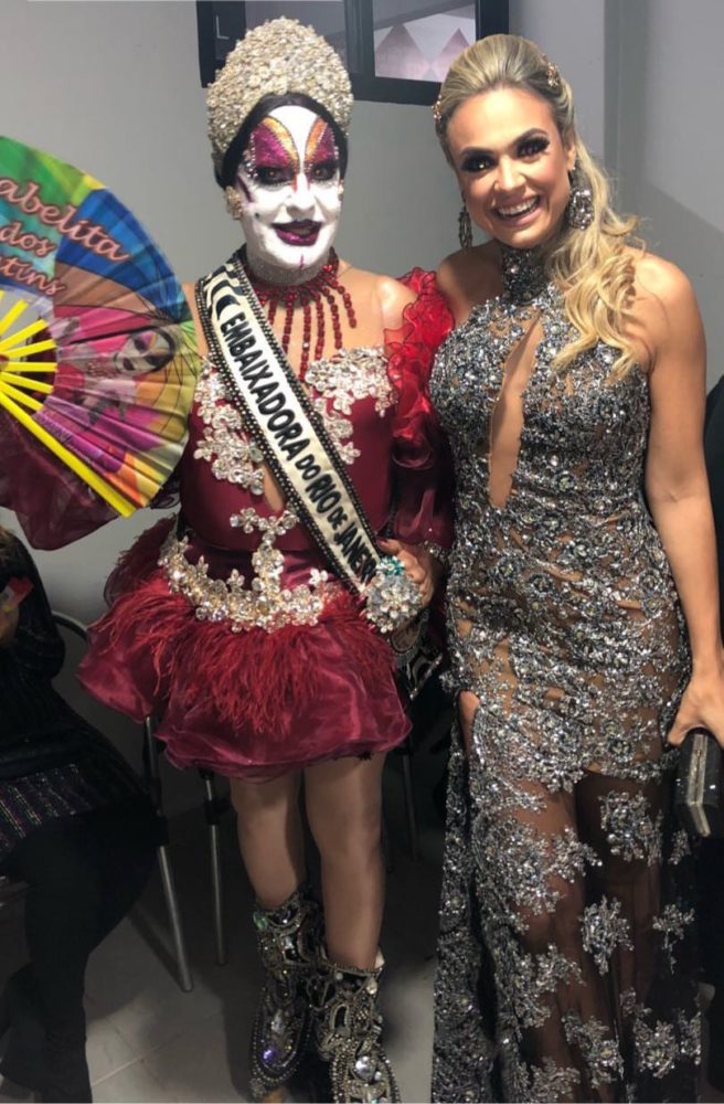 A ‘drag queen’ Isabelita dos Patins e Nathália Braga