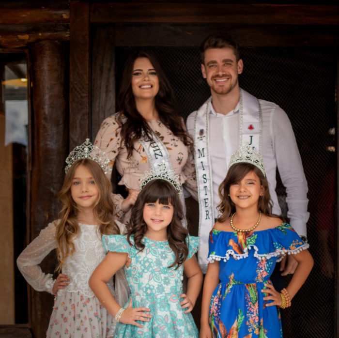 A Miss Juiz de Fora, Maria Eduarda Azevedo e o Mister Felipe Zancanela com as Mini Miss Amelie Raposo (São João Nepomuceno),  Maithê Romano (Juiz de Fora) e  Clarissa Nicolato (Astolfo Dutra), eleitas no Salvaterra