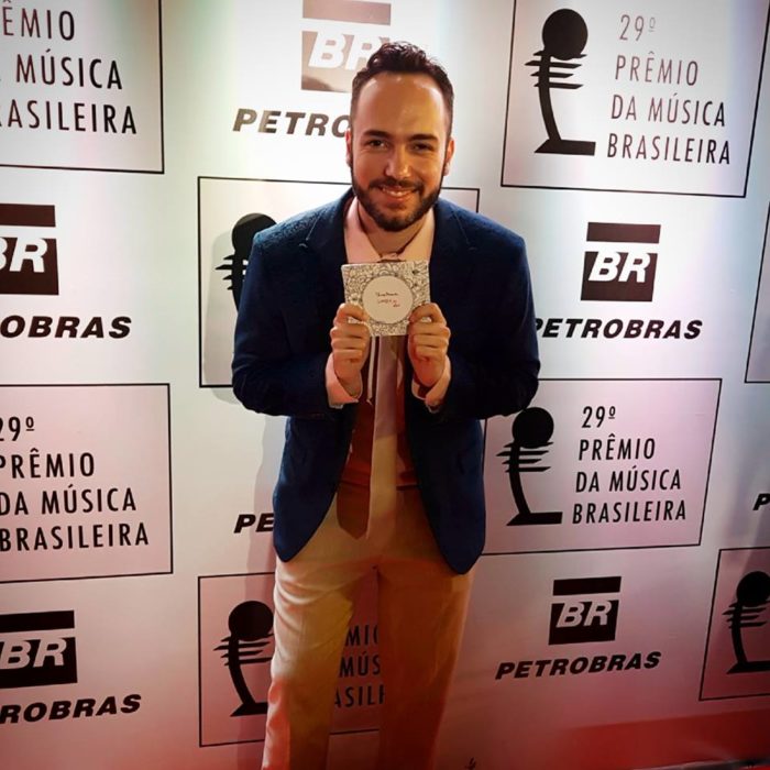 Sandra Portella, o maestro Rildo Hora e Elba Ramalho, na entrega do Prêmio da Música Brasileira 2 Também no Theatro Municipal do Rio, o cantor Thiago Miranda, outro indicado da noite de MPB